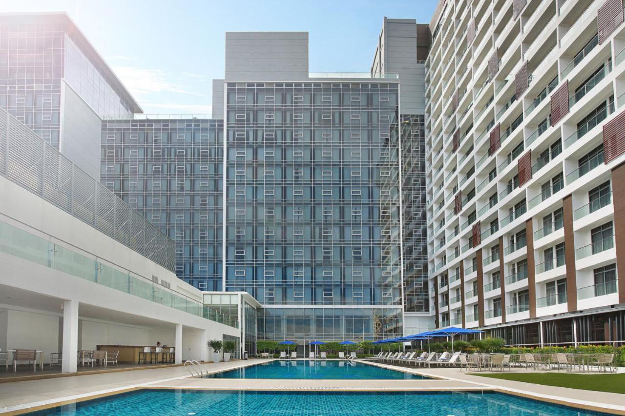 Noble Resort Hotel Pool 03
