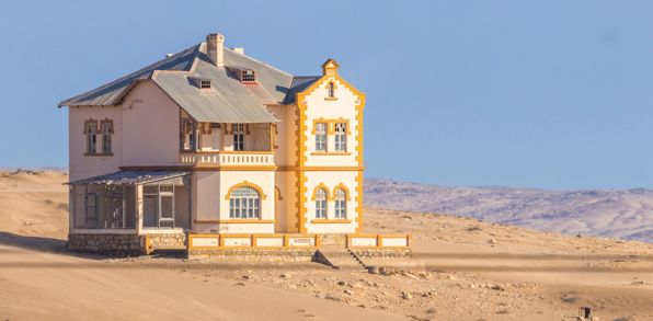 Vi ser også spøgelsesbyen Kolmanskop, en gammel diamantmineby...