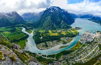 Efter Bergen lægger vi til havn i Åndalsness...