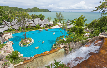 Poolen på Santhiya Resort