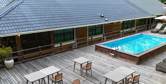 Utan Rainforest Lodge Pool 01