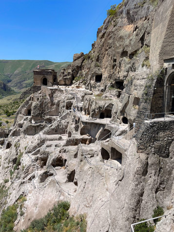  Vi kommer også forbi den fascinerende huleby Vardzia.