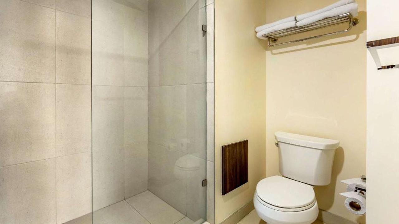 Quality Inn Chihuahua San Francisco Bathroom