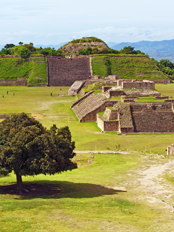 Vi fortsætter til Oaxaca, som er kendt for både zapotekernes ruiner i Monte Alban...