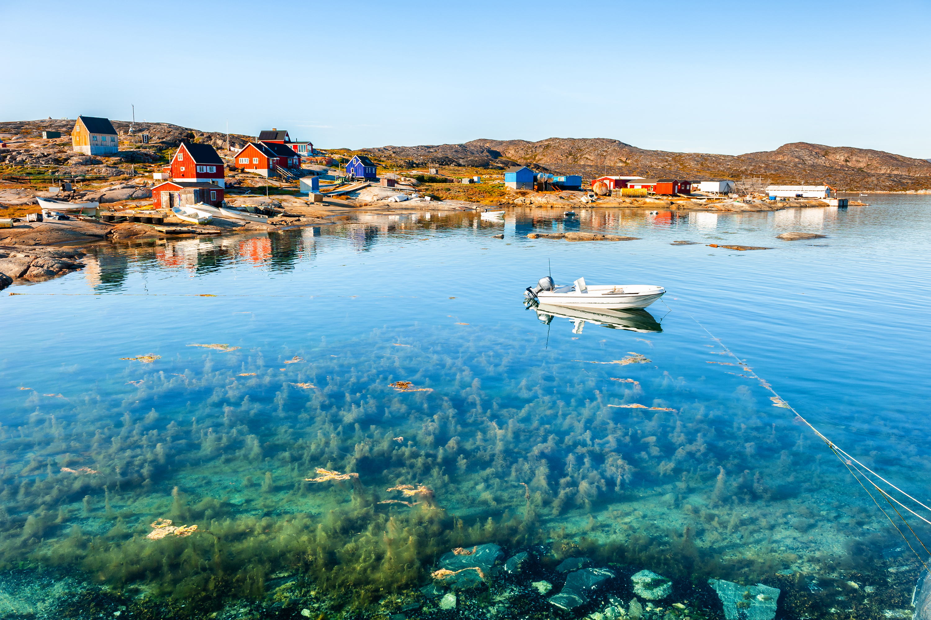 Oqaatsut_bygde_sommer_01