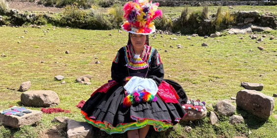 Peru Taquile Kvinde I Farverig Kjole