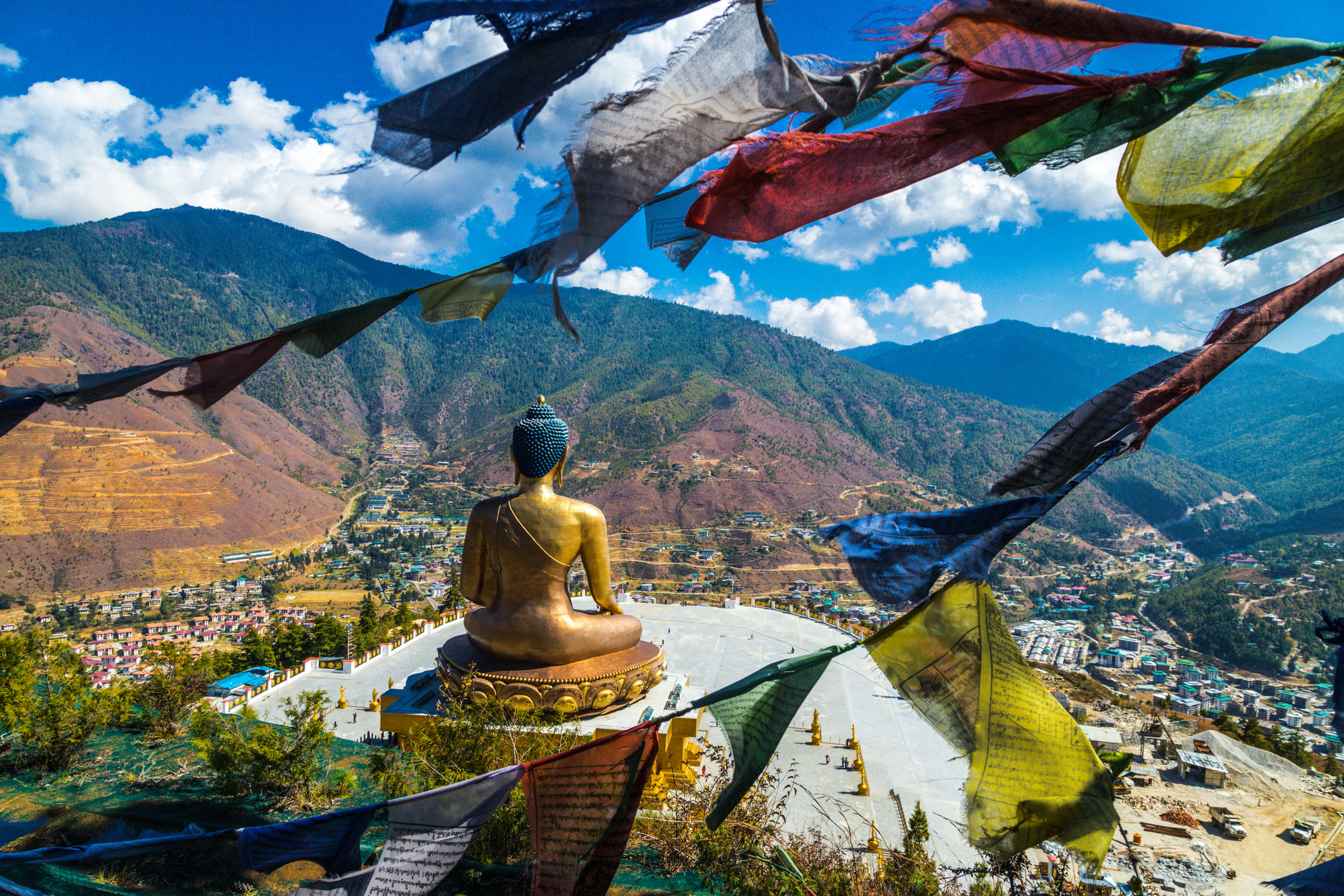 Første stop i Bhutan er hovedstaden Thimpu, hvor vi ser den ikoniske Buddha Dordenma.