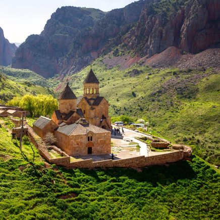 ... og det samme gør nogle af landets mange klostrer.