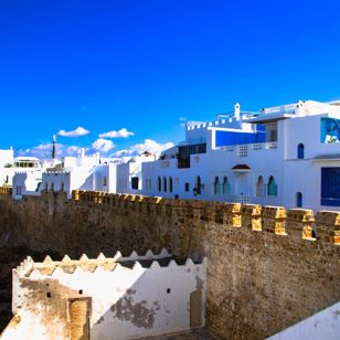 ...og kører langs med kysten til den autentiske by Asilah.