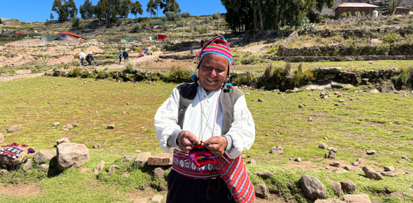 Peru Taquile Strikkende Maend Med Store Haender