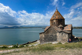 Vi krydser endnu engang en landegrænse - denne gang til Armenien og den fredfyldte sø Servan.