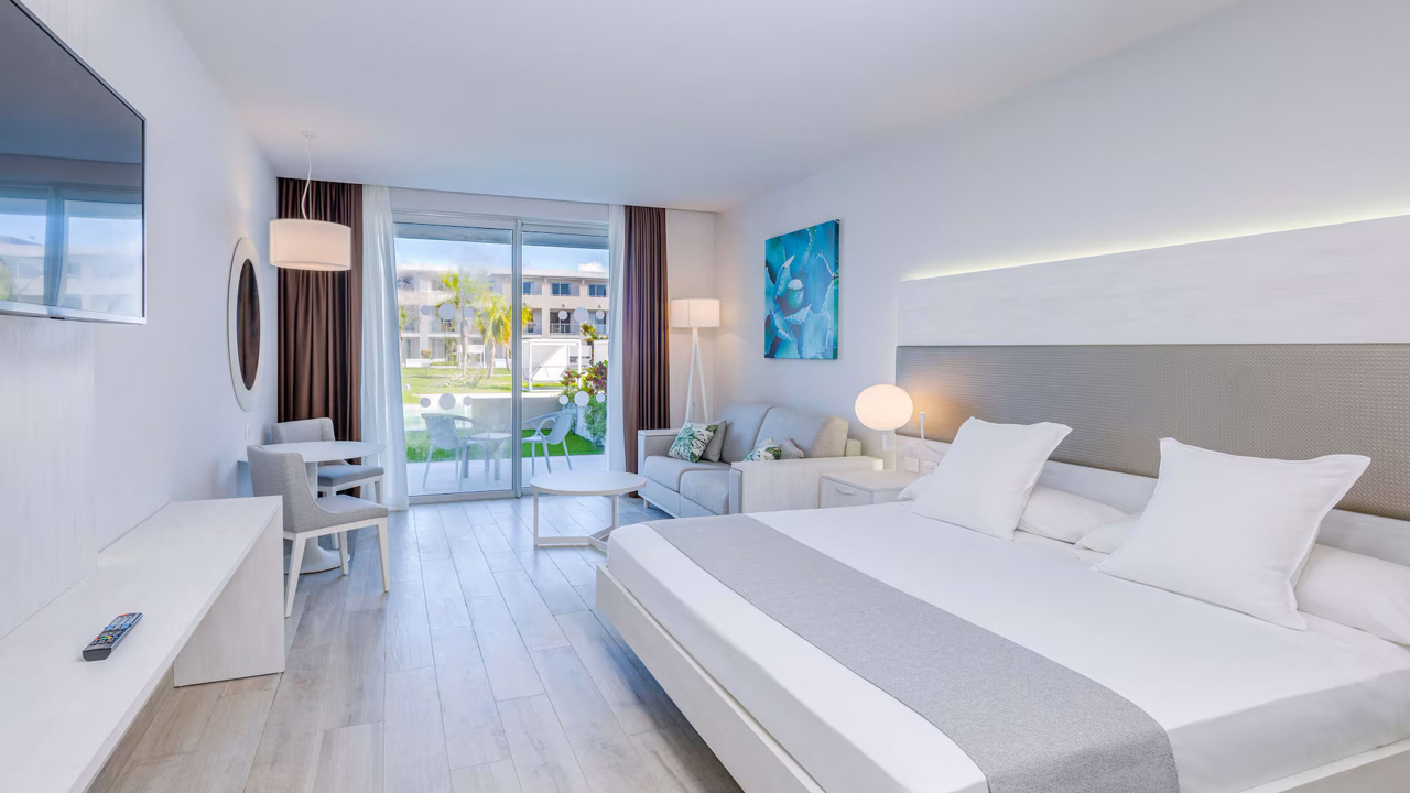 Trinidad Melia Trinidad Peninsula Deluxe Room Swim Up 01