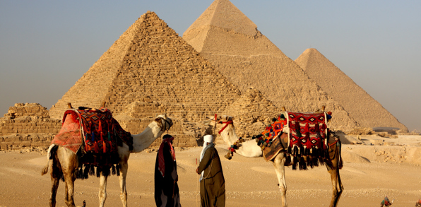 Rejsen begynder i Cairo med pyramiderne i Giza.