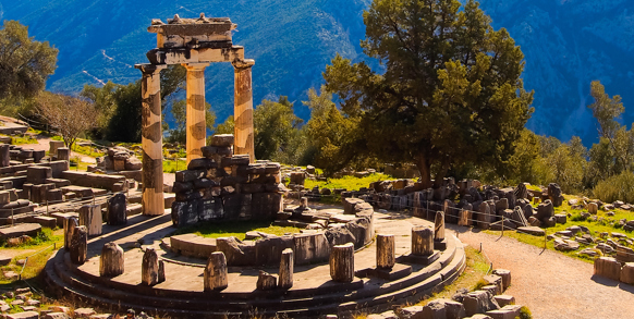 ... vi når også forbi Oraklet i Delphi ...