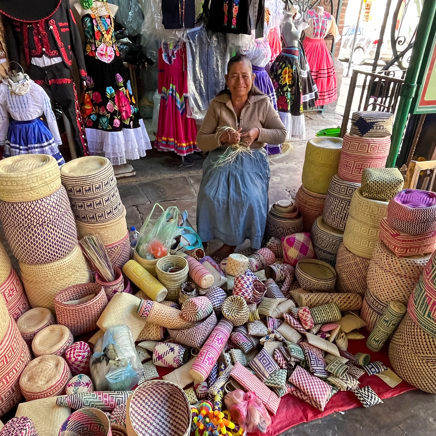 Her finder du også smukt kunsthåndværk i mange butikker.