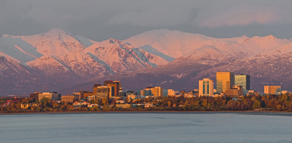 Vi begynder rejsen i den smukt beliggende 'storby' Anchorage.