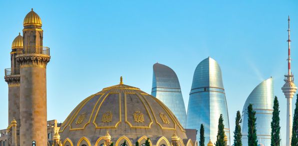 Vi begynder rejsen i Baku. Aserbajdsjans fascinerende hovedstad, der i den grad blander gammelt og nyt.