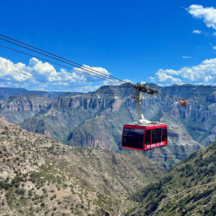 Vi ser også ombord i kabelbanen og svæver hen over Kobberkløften 