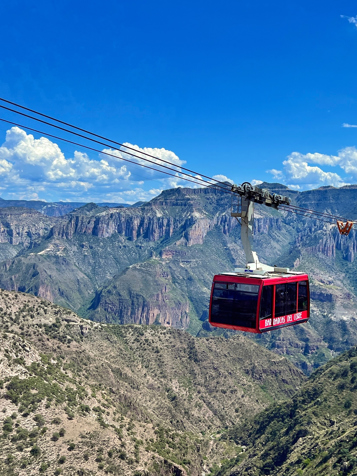 Vi ser også ombord i kabelbanen og svæver hen over Kobberkløften 