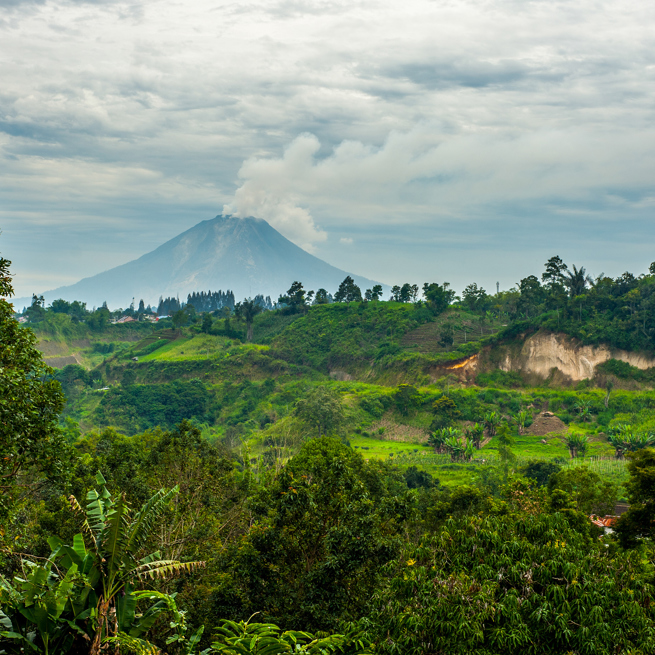 Mount Sinabung Vulkan AS 114610758