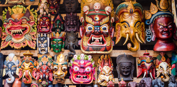 Vi når også et besøg mere i farverige Kathmandu.