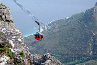 Er vejret til det, tager vi svævebanen til toppen af Table Mountain.