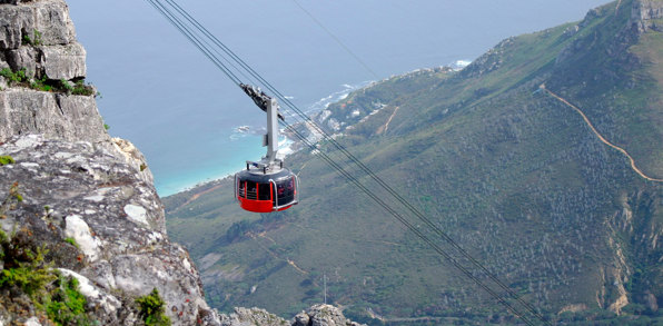 Er vejret til det, tager vi svævebanen til toppen af Table Mountain.