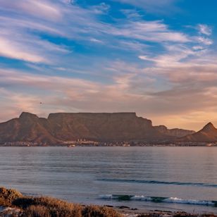 Vi ankommer til Cape Town ad den smukkeste rute via Bloubergstranden.