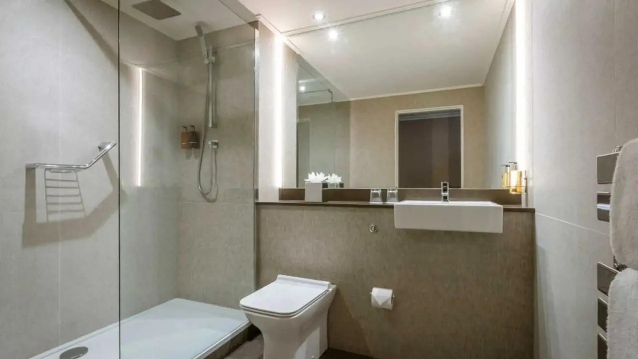 Belvedere Hotel Dublin Bathroom With Shower 960X600 C 78B0428d32