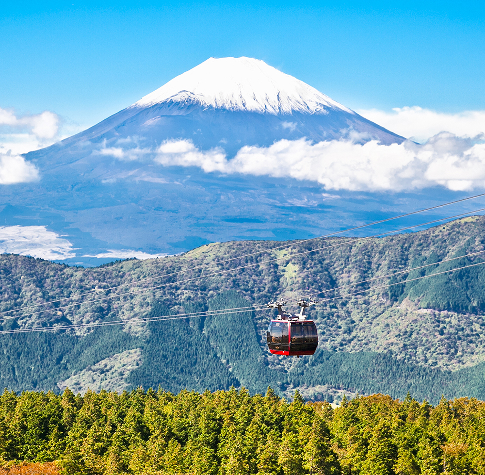 I naturskønne Hakone kører vi med kabelbane igennem bjergene med flot kig til Mt. Fuji...