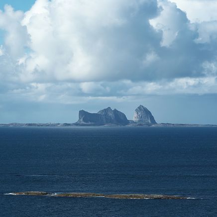 Vi lægger også til i Træna, som ligger et stykke ude i havet væk fra kysten.