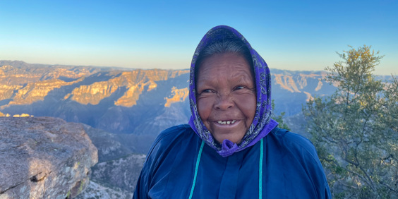 Mexico Kobberkloeften Divisadero Vandring Med Tarahumara Indianer (1)