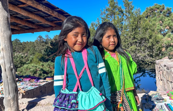 Vi besøger bl.a. det oprindelige folk rarámuri, hvoraf nogle bor i huler.