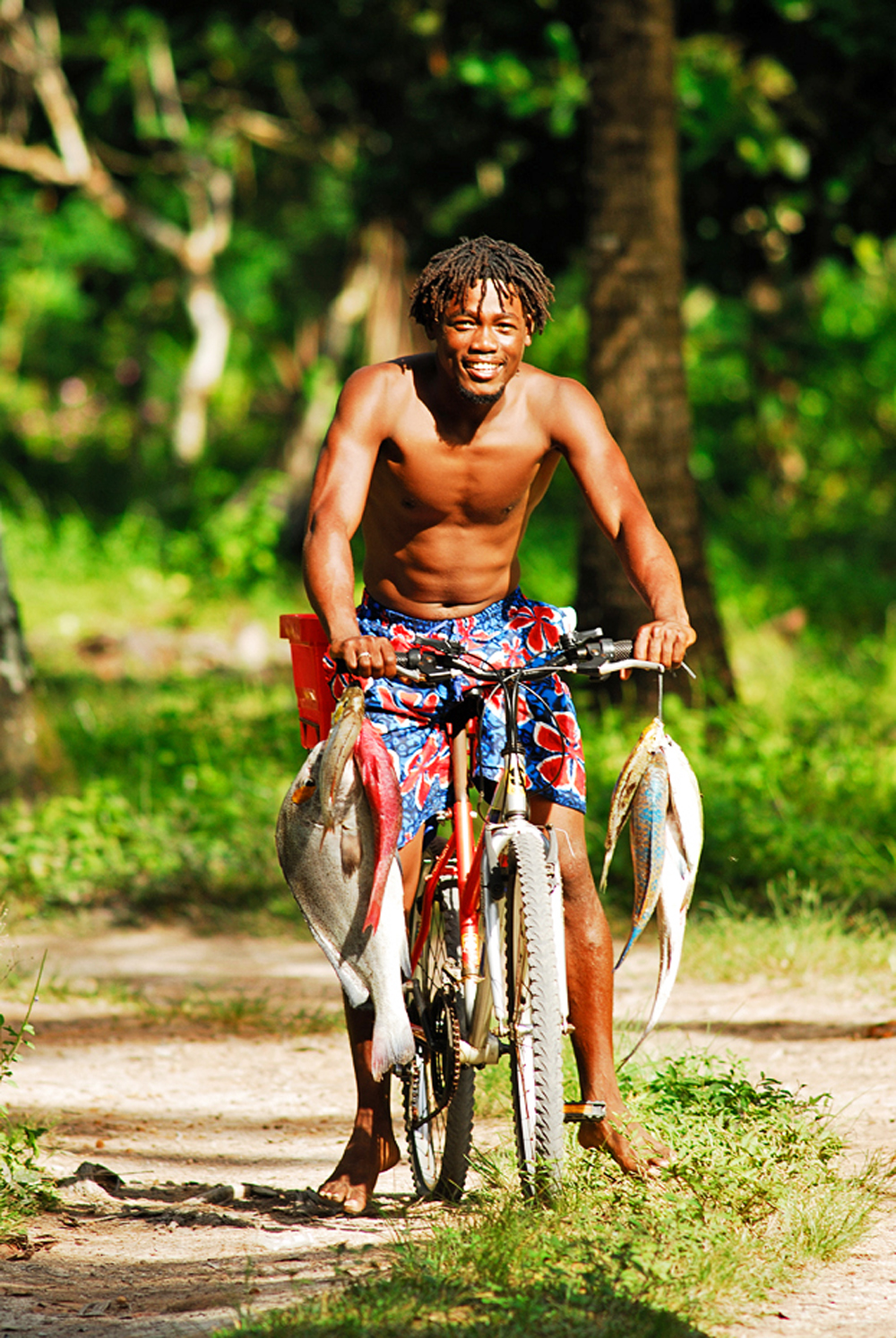 seychellerne - seychellerne_befolkning_mand_cykel_01