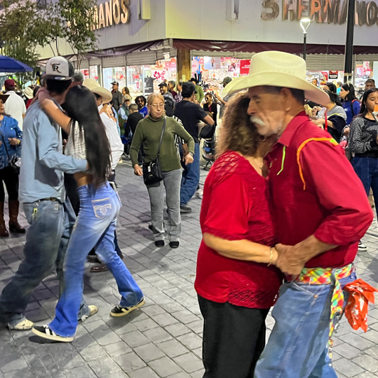 Her er der masser af cowboyhatte og cowboystøvler