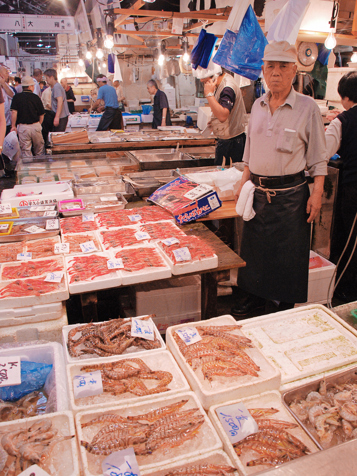 ...som bl.a. byens store fisk- og skaldyrsmarkeder.