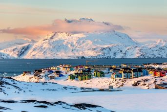 Grønland Nuuk Farvede Huse Fjorden Og Sermitsiaq I Baggrunden