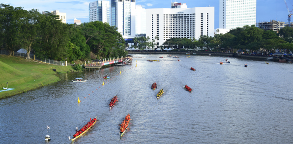 Jeres rejse starter i Kuching, hovedstaden i Sarawak...
