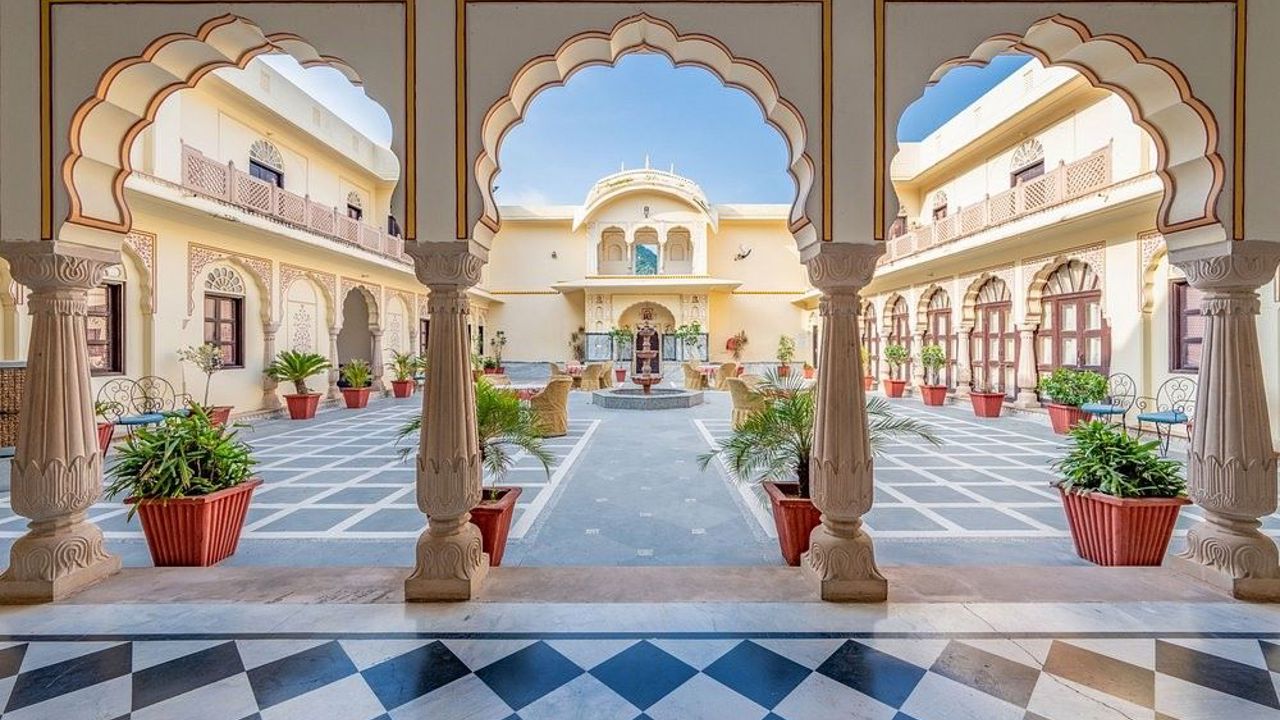 Dhulagarh Heritage Palace Hotel Courtyard 02