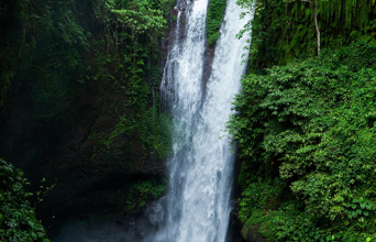 ... samt vandfaldet Aling-aling.