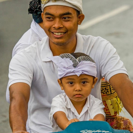 bali - bali_befolkning_mand_baby_01_HF