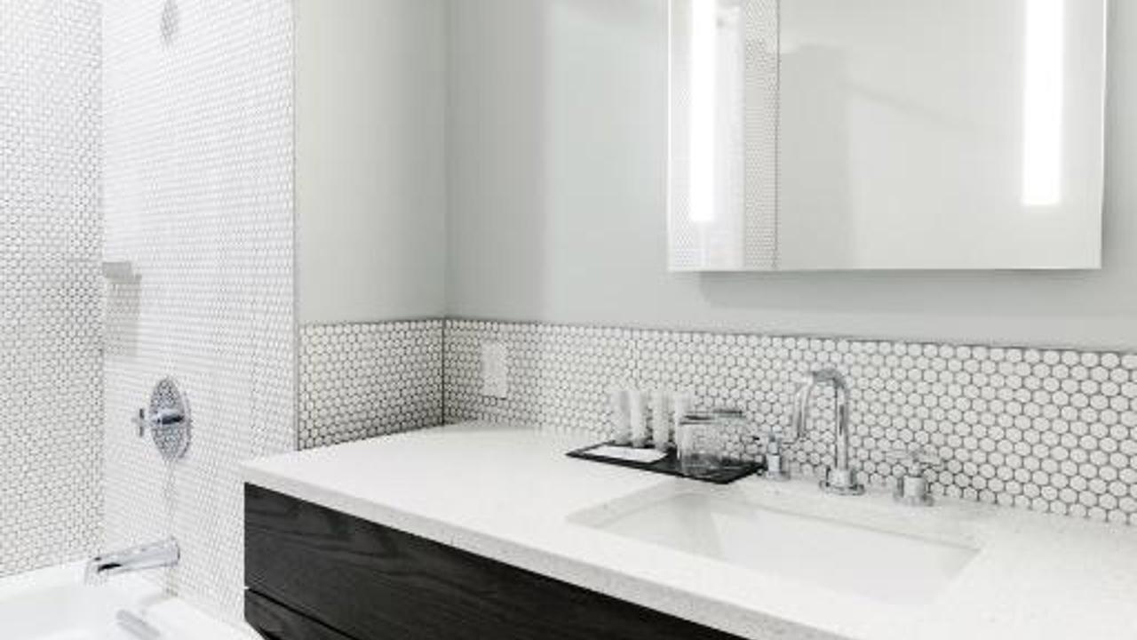 Mount Royal Hotel Bathroom