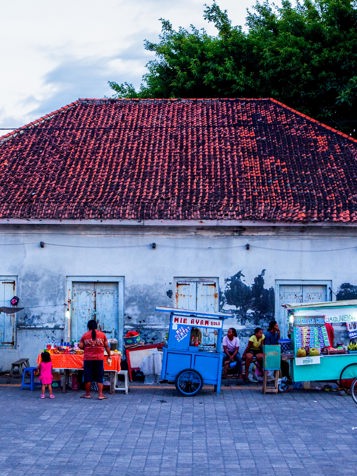 Der bliver også tid til at besøge byen Singaraja, hvor gadekøkkenerne står på række for at levere lækkerier.