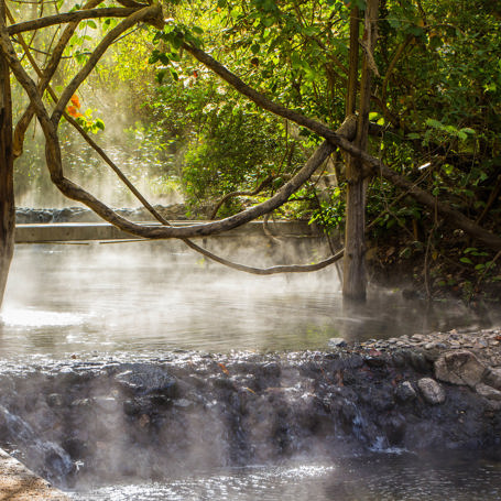 Oppe i bjergene findes varme kilder, som der kan bades i.