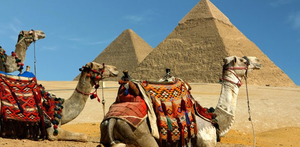 I Cairo kan I besøge Giza med pyramiderne...