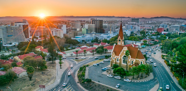 Vi ankommer til Namibia, hvor vi har en overnatning i Windhoek.