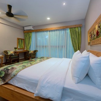 Utan Rainforest Lodge Deluxe Room 02