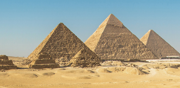 I Cairo kan I besøge Giza med pyramiderne...