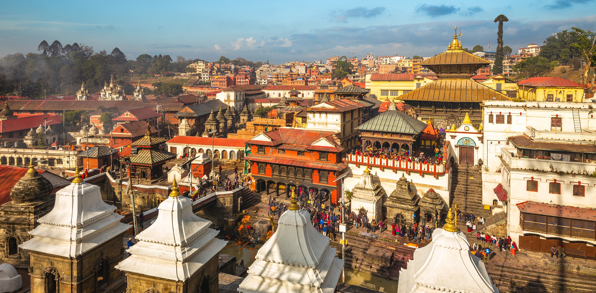Rejsen begynder i Kathmandu, hvor vi bl.a. besøger Pashupatinath et af landets vigtigste hindu-tempelområder.