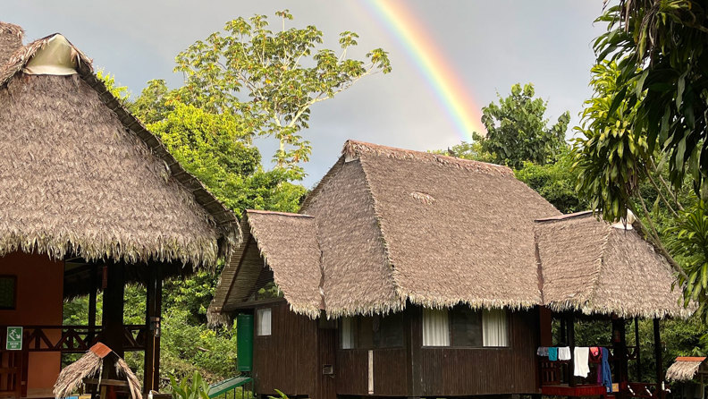 Tambopata Hytte Og Regnbue Vertical